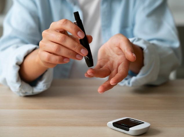 Persona activa gestionando su diabetes con caminatas diarias